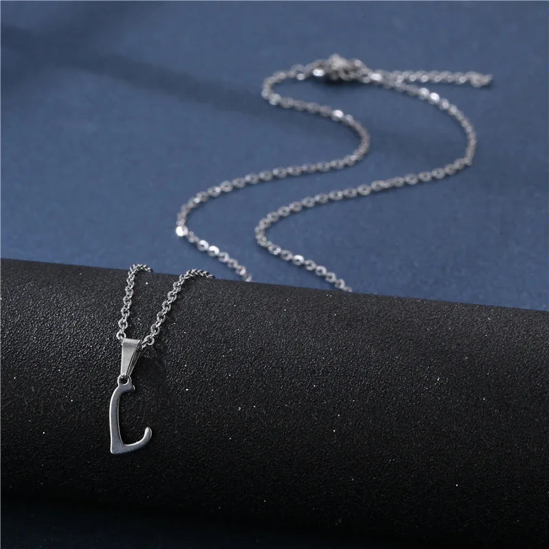 Collar personalizado con colgante de inicial l