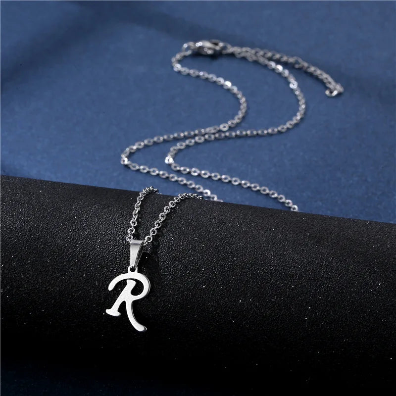 Collar personalizado con colgante de inicial r