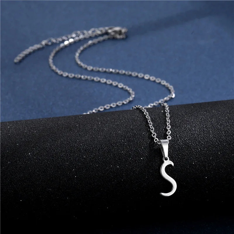 Collar personalizado con colgante de inicial s