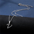 Collar personalizado con colgante de inicial v
