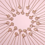 Collar con colgante inicial corazón y flores