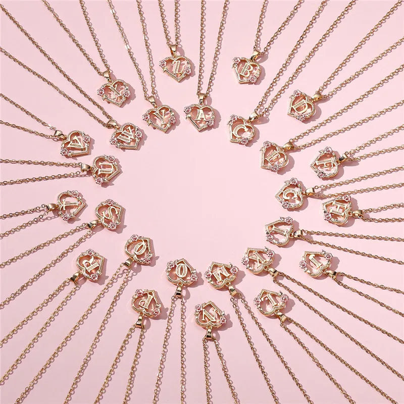 Collar con colgante inicial corazón y flores