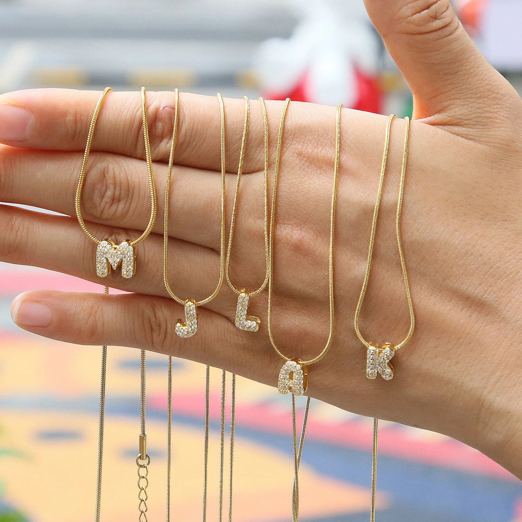 Collar con colgante de inicial con strass