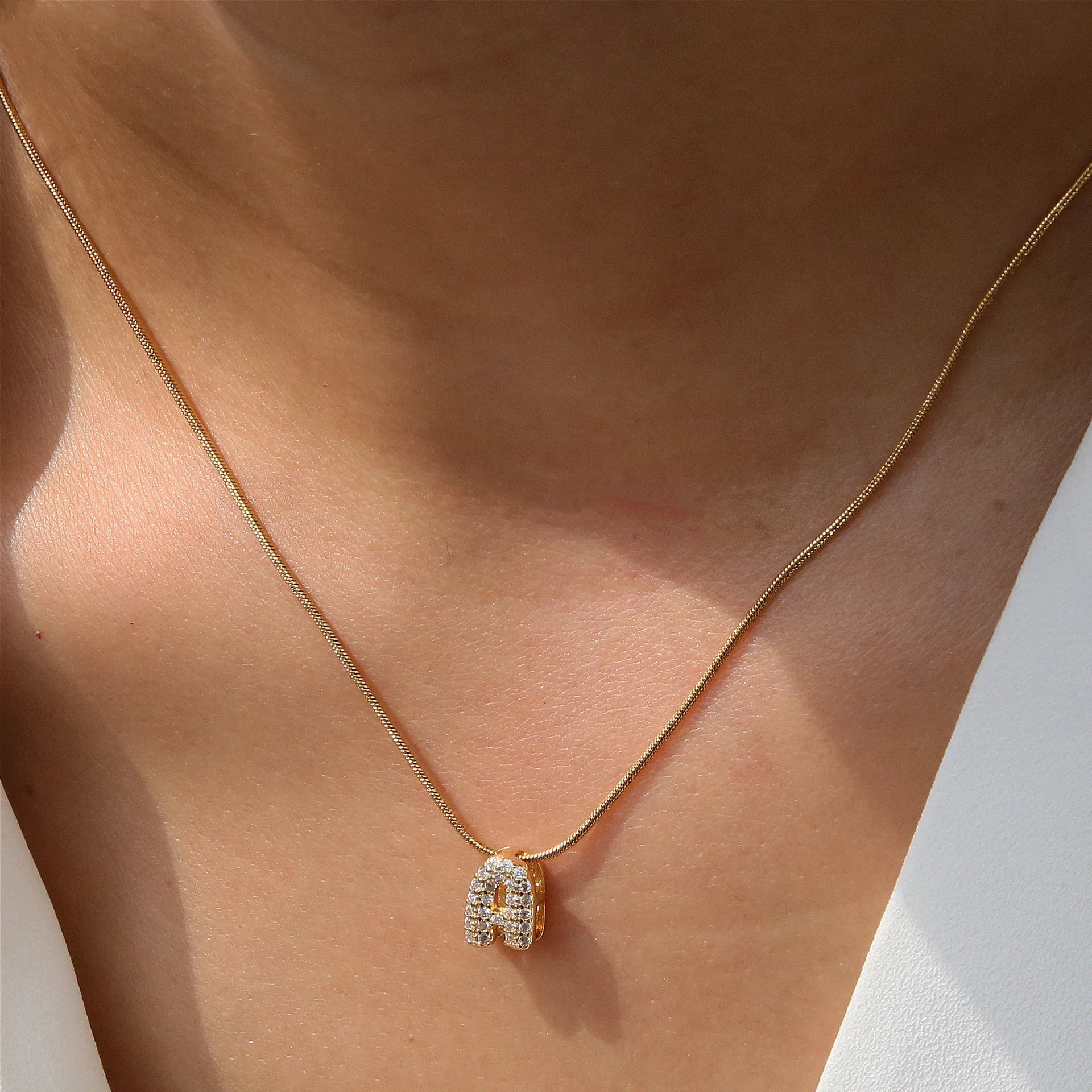 Collar con colgante de inicial con strass a