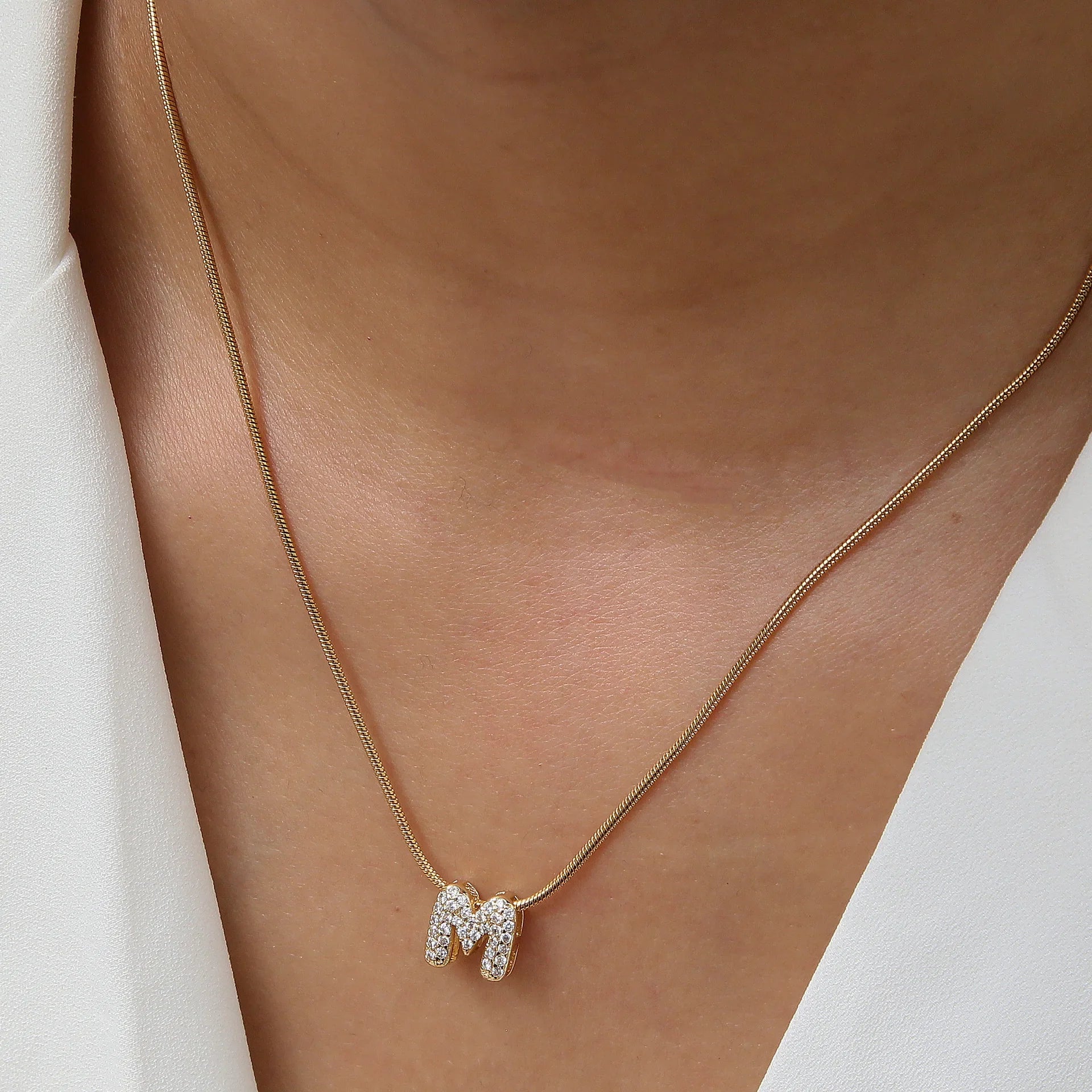 Collar con colgante de inicial con strass m