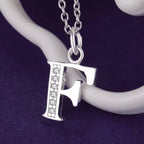 Collar largo con colgante inicial f