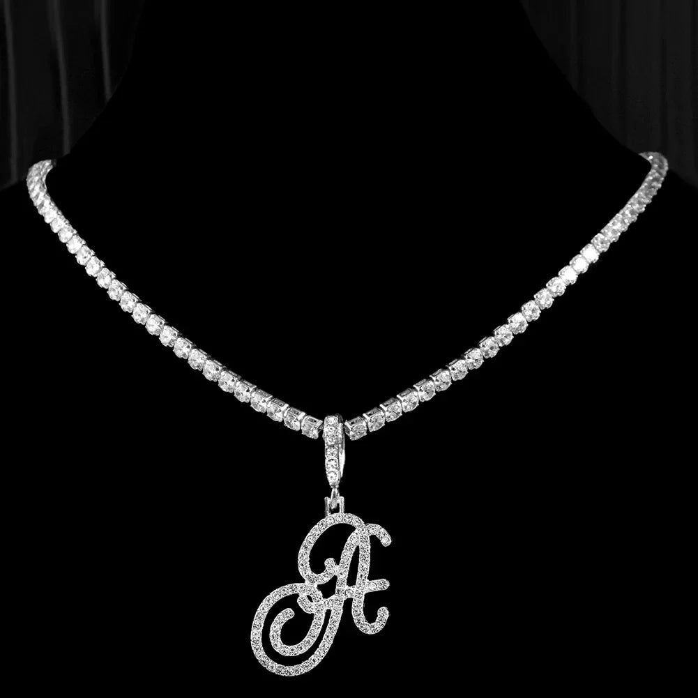 Collar gargantilla con colgante de inicial y strass a