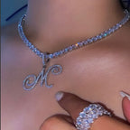 Collar gargantilla con colgante de inicial y strass 