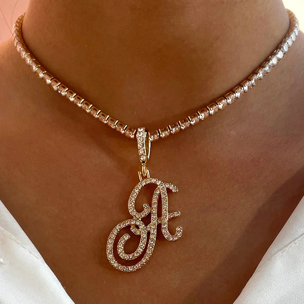 Collar gargantilla con colgante de inicial y strass a