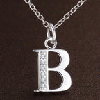 Collar largo con colgante inicial b