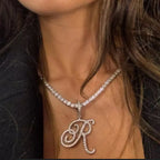 Collar gargantilla con colgante de inicial y strass r