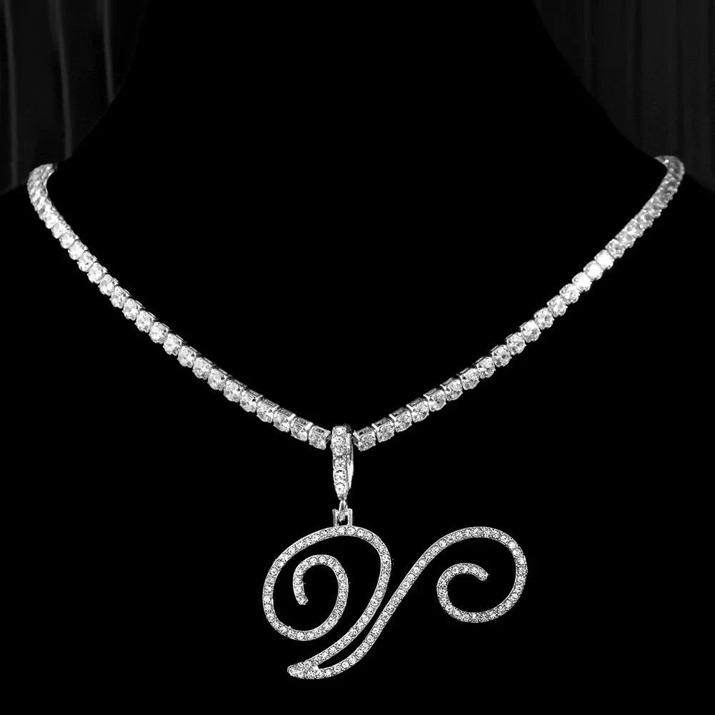 Collar gargantilla con colgante de inicial y strass v