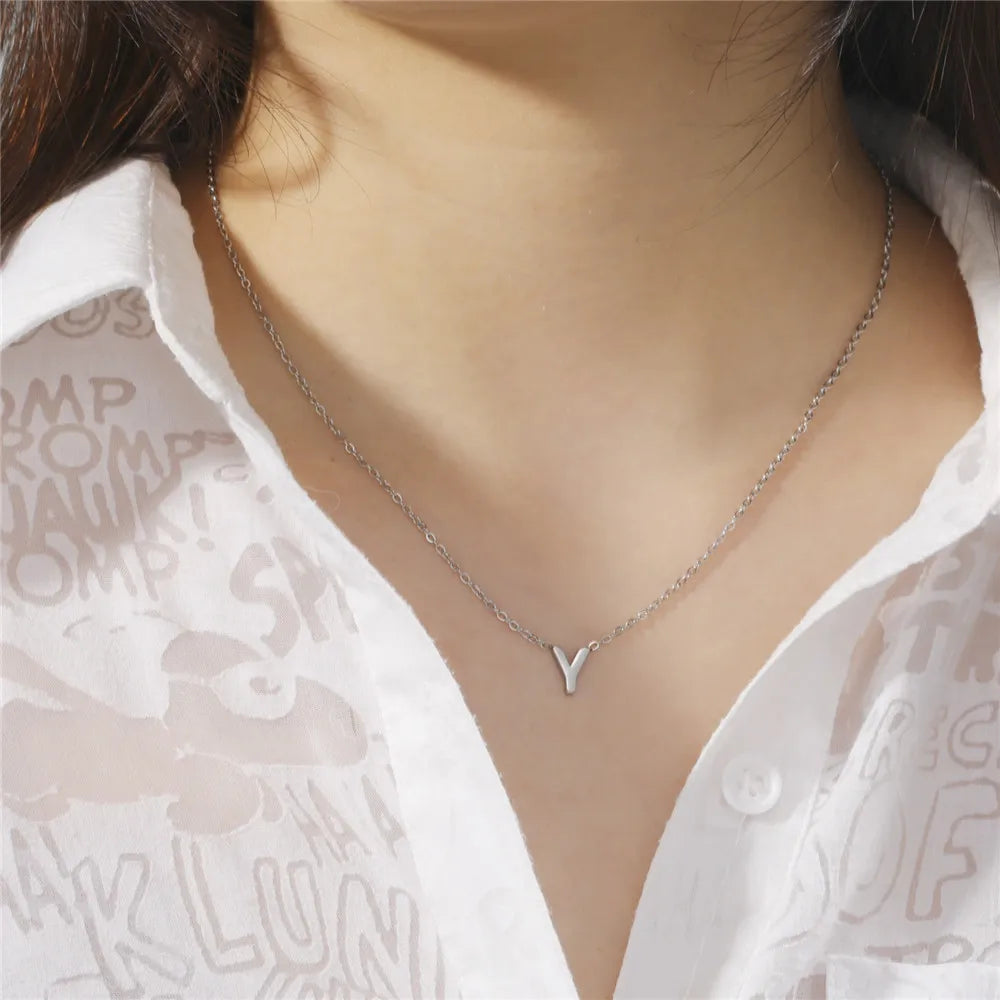 Collar con colgante de inicial y