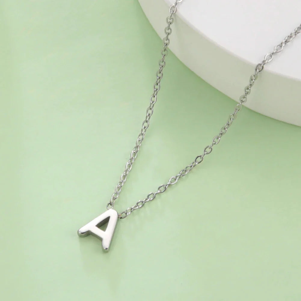 Collar con colgante de inicial - letra 