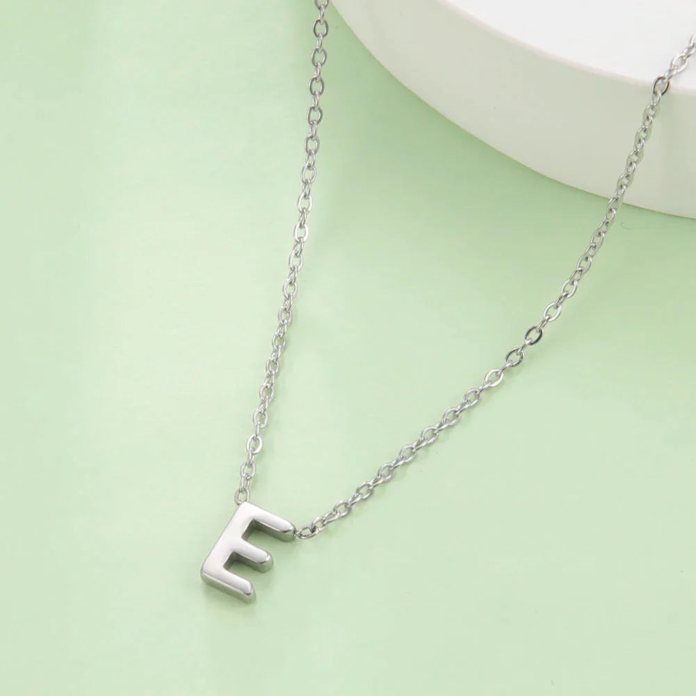 Collar con colgante de inicial - letra 