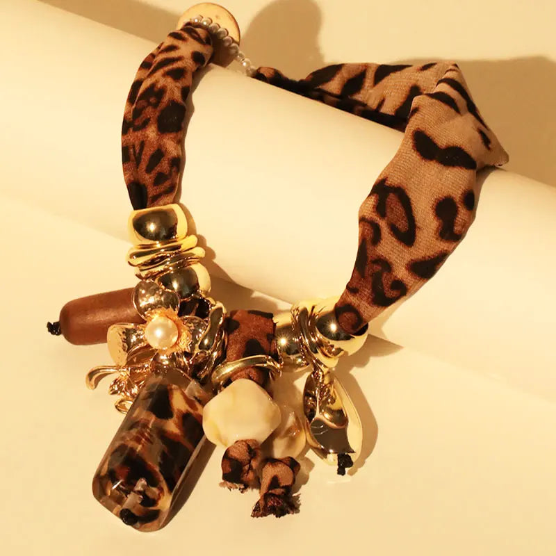 Collar Gargantilla con Colgante de Leopardo