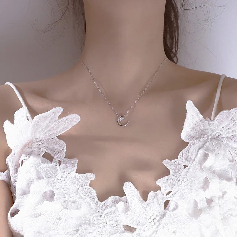 Collar con Colgante de Luna y Estrella en Cristal