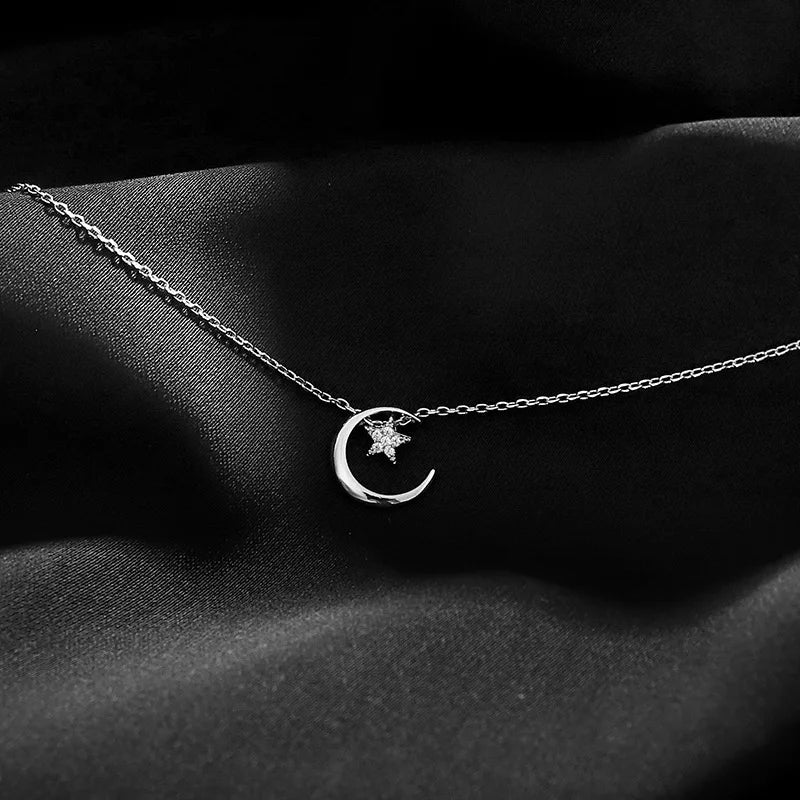 Collar con Colgante de Luna y Estrella en Cristal