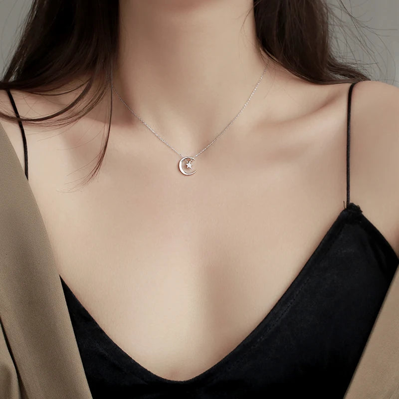 Collar con Colgante de Luna y Estrella en Cristal