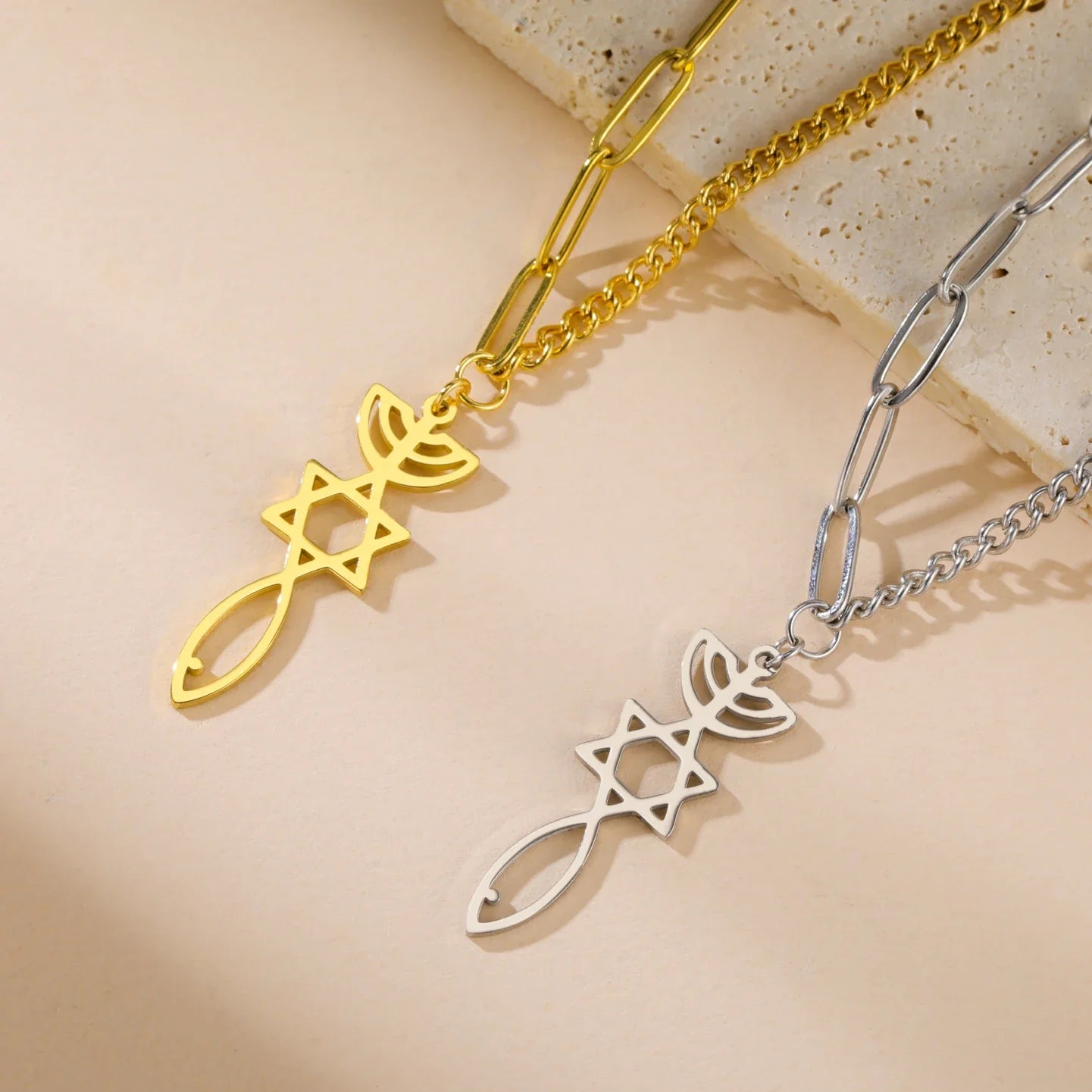 Collar con colgante de Menorá Mesiánica y la estrella de David en oro