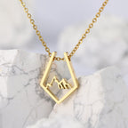 Collar con colgante de montaña oro
