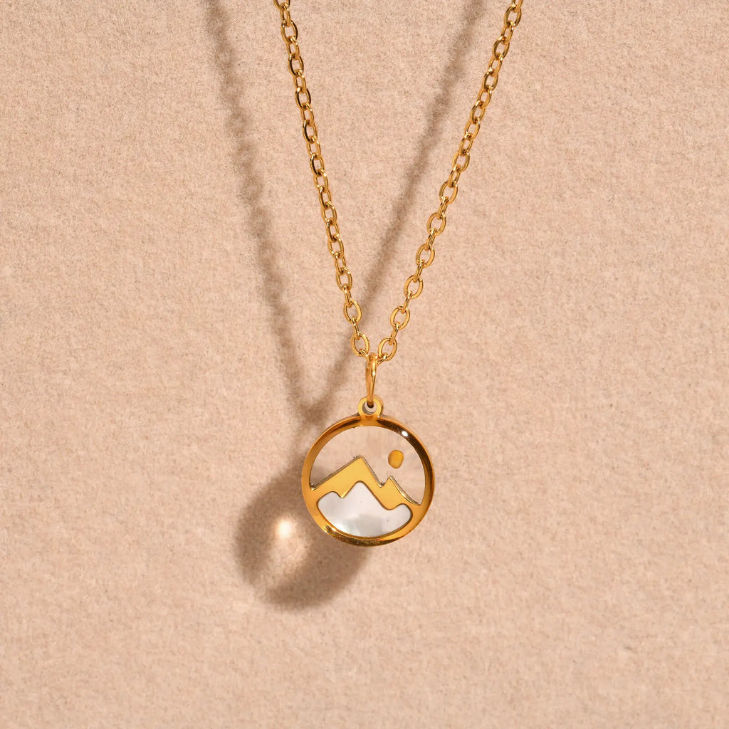 Collar con Colgante de Montaña y Luna