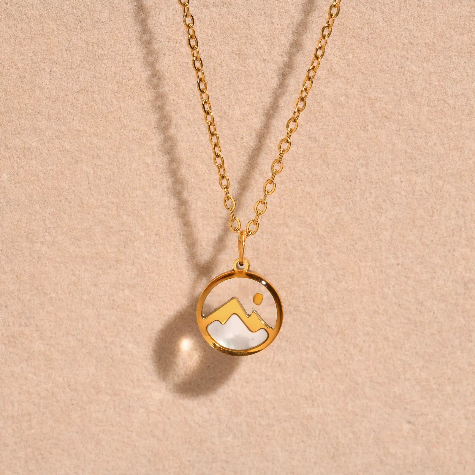 Collar con Colgante de Montaña y Luna