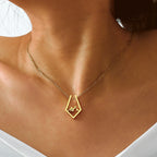 Collar con colgante de montaña oro