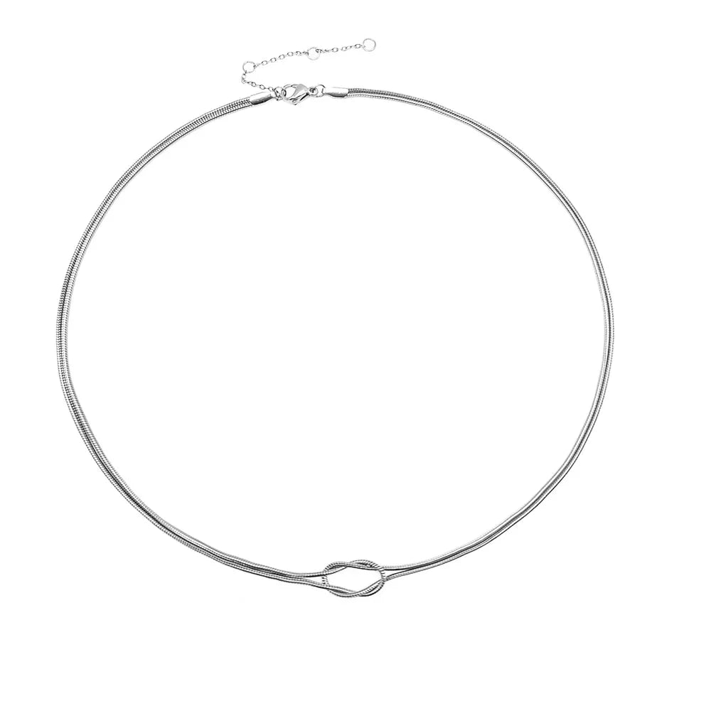Collar con colgante de nudo minimalista plateado