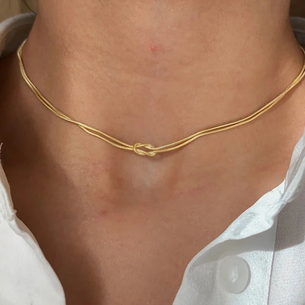 Collar con colgante de nudo minimalista dorado
