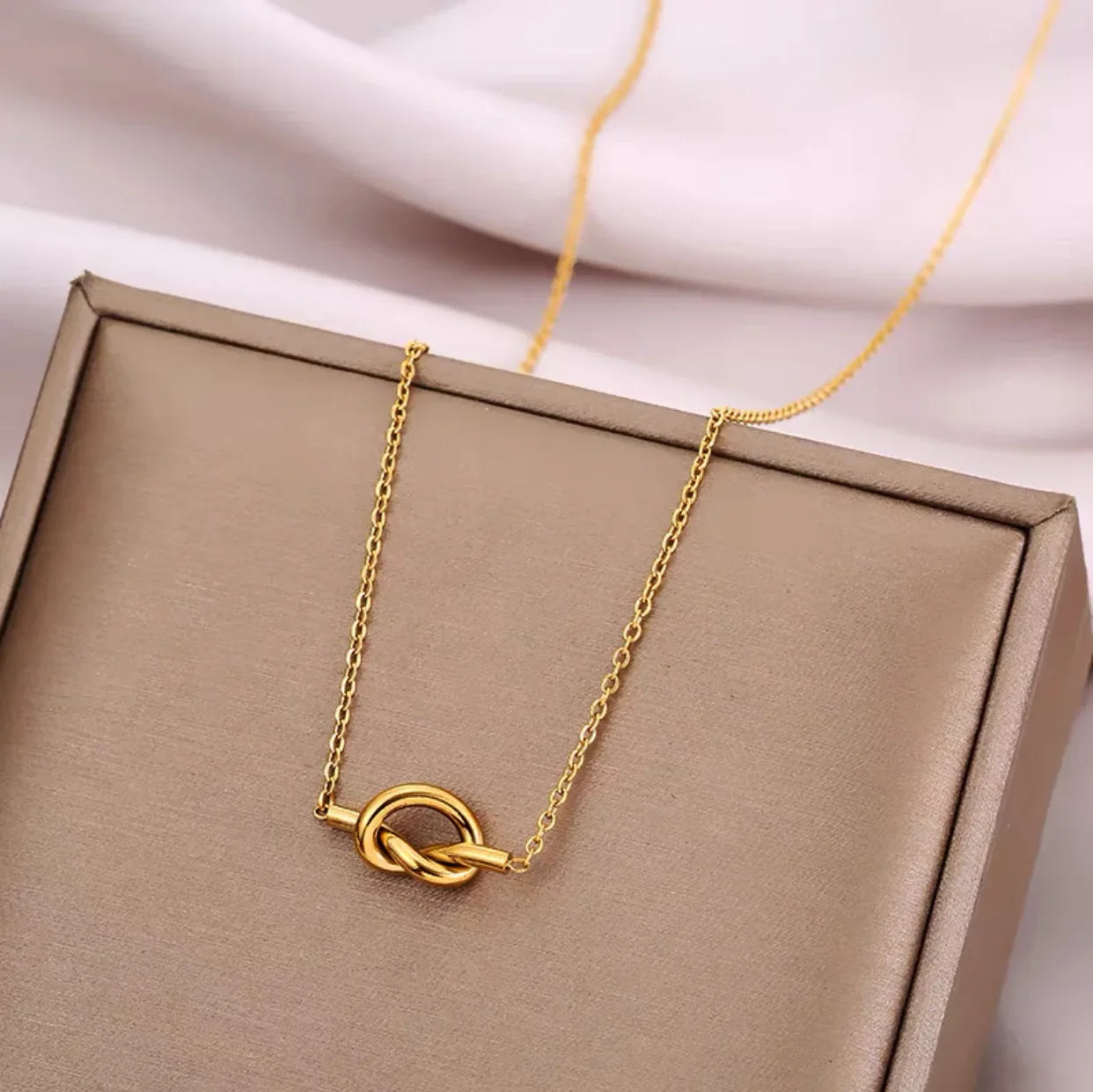 Collar con colgante de lazo para mujer