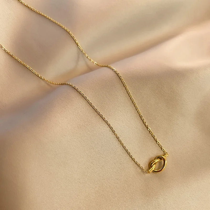 Collar con colgante de lazo para mujer
