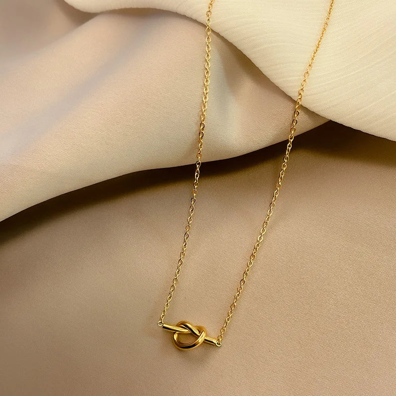 Collar con colgante de lazo para mujer