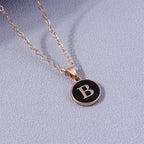 Collar con colgante de inicial de color b