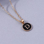 Collar con colgante de inicial de color d