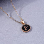 Collar con colgante de inicial de color f