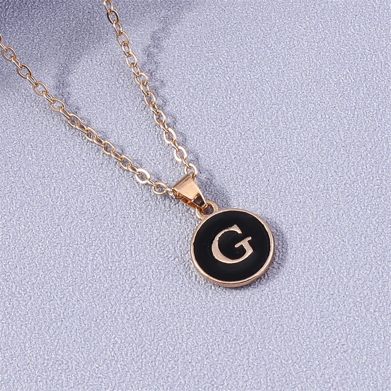 Collar con colgante de inicial de color g