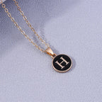 Collar con colgante de inicial de color h