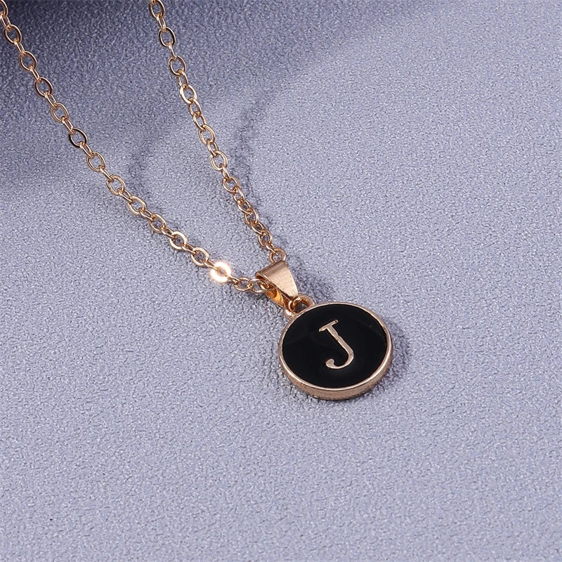 Collar con colgante de inicial de color j