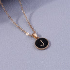 Collar con colgante de inicial de color j