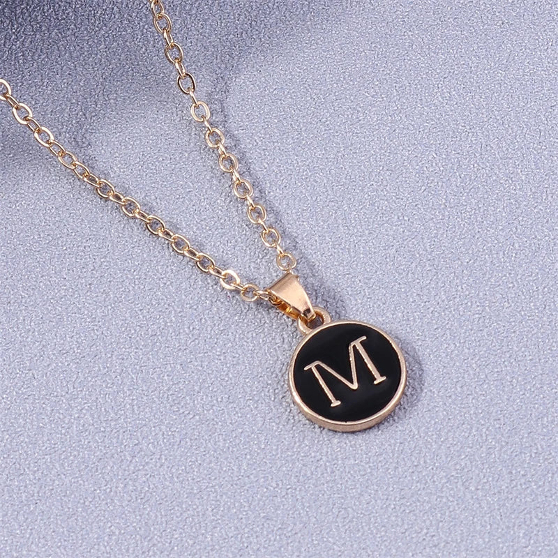 Collar con colgante de inicial de color m