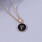 Collar con colgante de inicial de color p