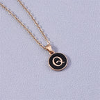 Collar con colgante de inicial de color q