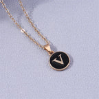 Collar con colgante de inicial de color v