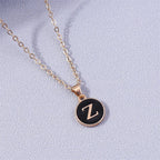 Collar con colgante de inicial de color z
