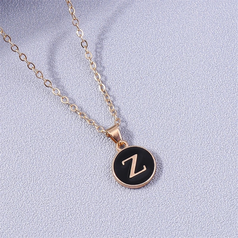 Collar con colgante de inicial de color z