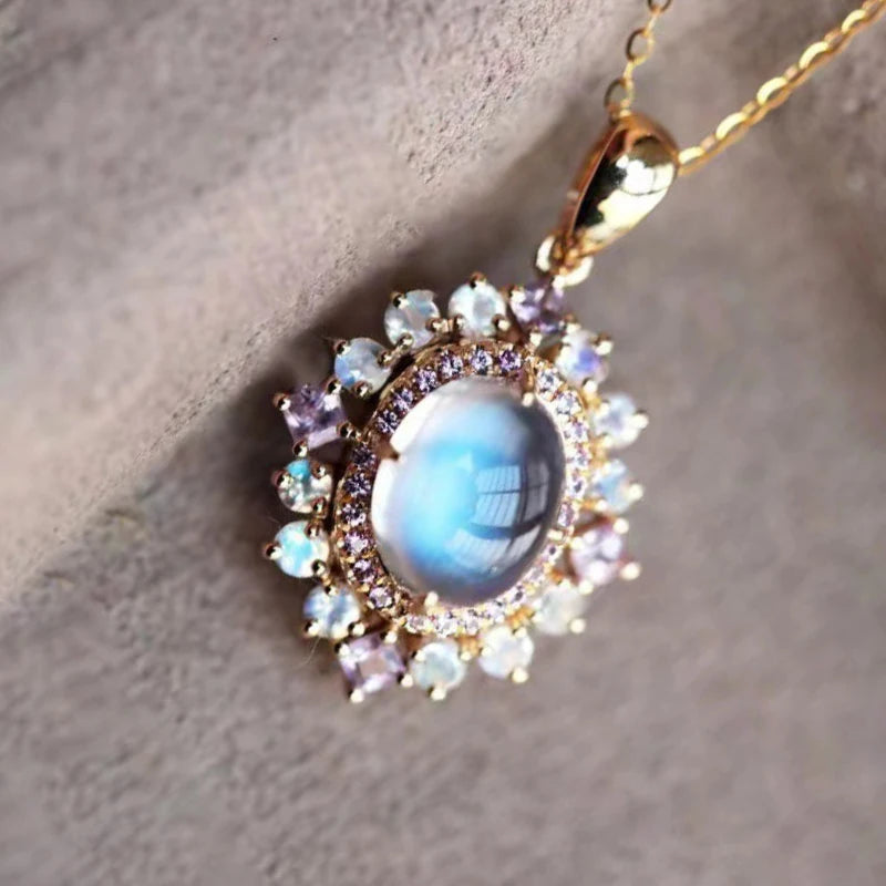 Collar con colgante ovalado de piedra lunar y cristales brillantes