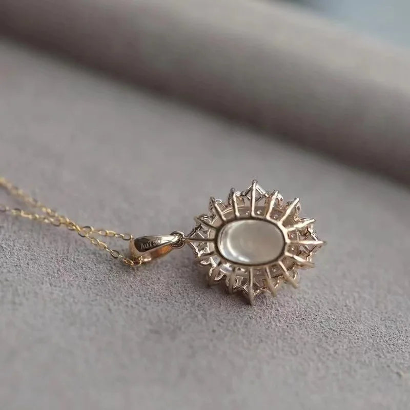 Collar con colgante ovalado de piedra lunar y cristales brillantes