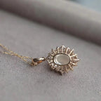 Collar con colgante ovalado de piedra lunar y cristales brillantes