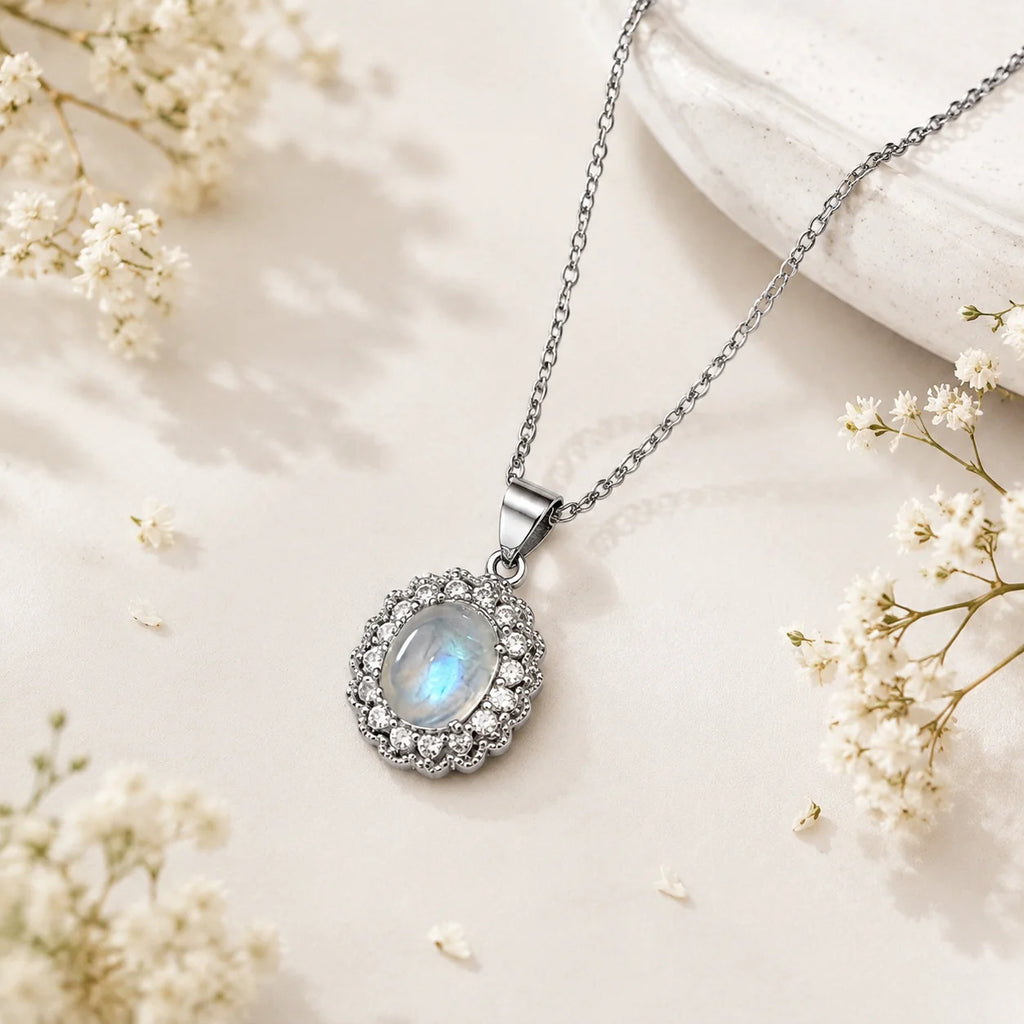 Collar con colgante ovalado de piedra luna engastado con cristales
